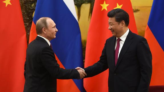 Putin y Xi escenifican en Pekín el impulso a la cooperación bilateral