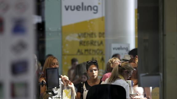 Fomento abre expediente a Vueling por el caos en Barcelona que afecta a Málaga