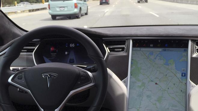 Tesla no desactivará su sistema de piloto automático pese al accidente de mayo