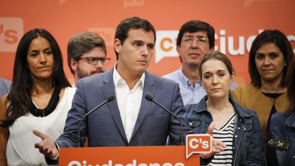 Rivera insta a Rajoy a «seducir» a Sánchez para lograr su abstención