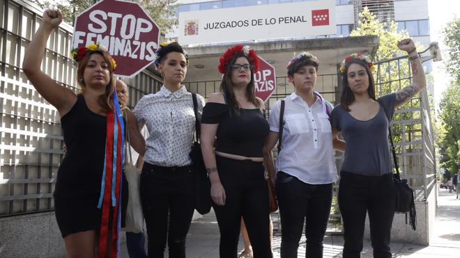 La líder de Femen defiende su «pacifismo» y acusa a los provida de atacarlas