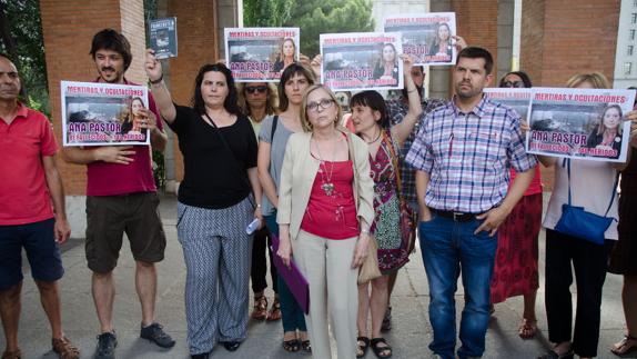 Ana Pastor planta a las víctimas del accidente ferroviario de Santiago de Compostela