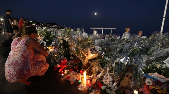 Francia aprueba seis meses más de estado de emergencia