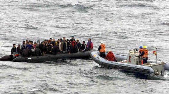 Hospitalizan a una embarazada localizada en una patera en el mar de Alborán