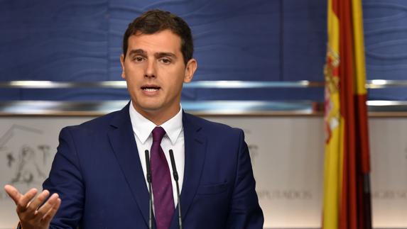 Rivera confirma al Rey que no dará un 'sí' para facilitar la investidura de Rajoy