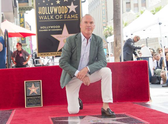 Hollywood rinde homenaje a Michael Keaton con una estrella en el 'Paseo de la Fama'