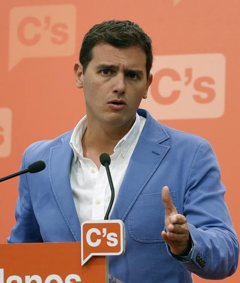 Rivera no negociará con Rajoy y presiona a Sánchez para que se abstenga