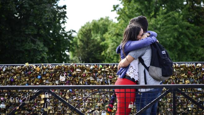 París carga de nuevo contra los 'candados del amor' en sus puentes