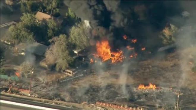 El fuego devora sin control los montes de San Bernardino, en California