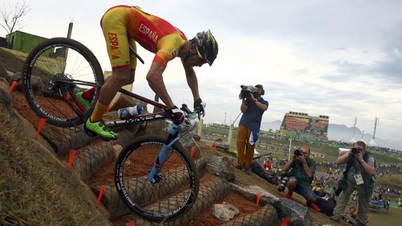 Carlos Coloma celebra a lo grande la medalla más inesperada