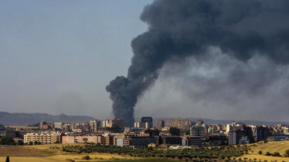 Un incendio destruye una nave industrial de reciclaje con productos tóxicos en Guadalajara