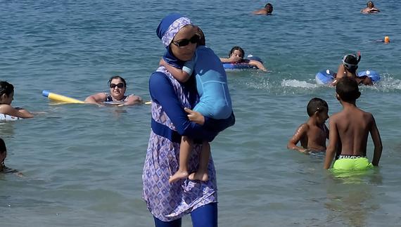 Una treintena de municipios mantiene en Francia su veto al burkini