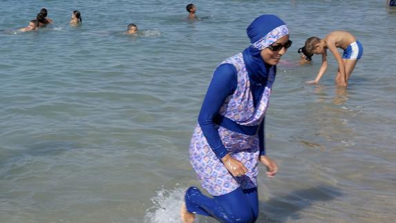 La ONU pide que se levante la restricción al burkini en Francia