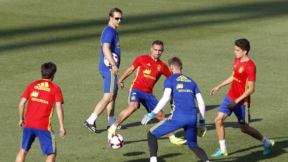 La Roja ya está en Bruselas, que mantiene la alerta de noviembre