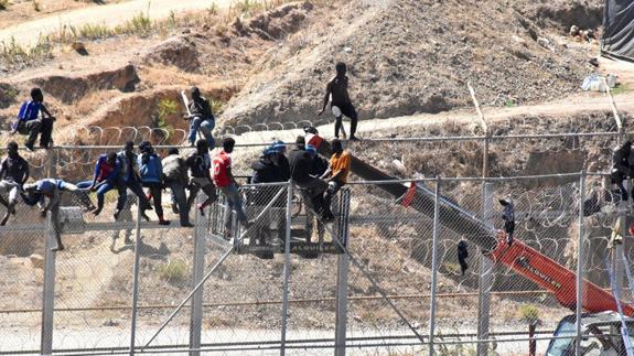 La afluencia de refugiados sirios incrementa la presión migratoria sobre Ceuta y Melilla