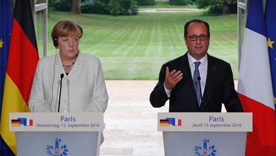 Hollande y Merkel diseñan la hoja de ruta para dar respuesta a la «crisis existencial» de la UE