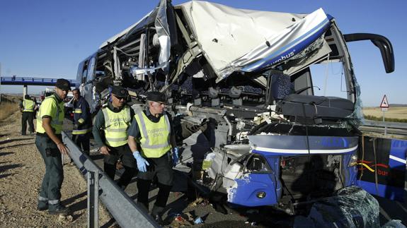 Una fallecida y siete heridos graves en la colisión entre un camión y un autobús en Soria