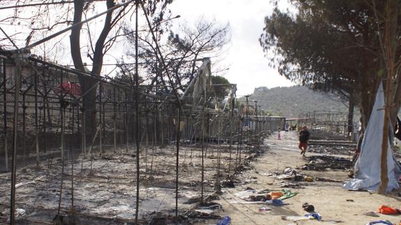 El centro de refugiados de Moria devastado por el incendio recupera parcialmente su actividad