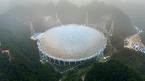 El mayor radiotelescopio del mundo empieza a funcionar en China