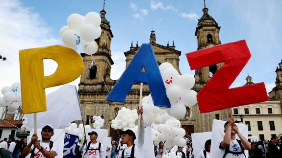 La comunidad internacional celebra una ceremonia en la que las FARC pidieron perdón