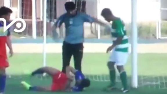 Un portero chileno patea la cabeza de un rival