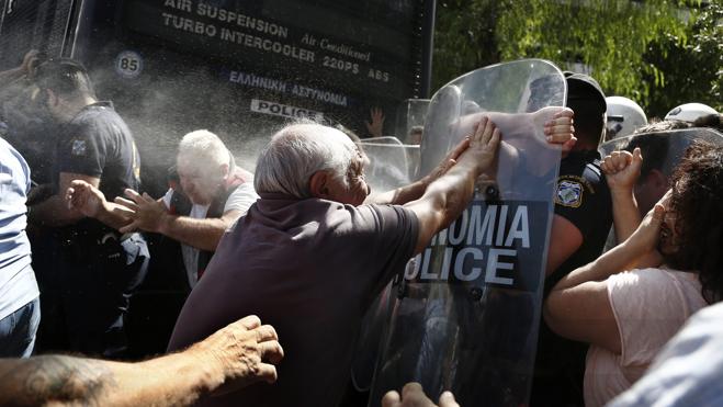 La Policía griega usa gases lacrimógenos contra los pensionistas