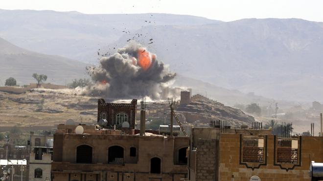 Más de 140 muertos en un bombardeo de la coalición árabe sobre la capital yemení