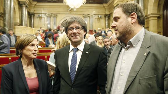 El Constitucional notifica a Puigdemont y Forcadell la resolución del tribunal