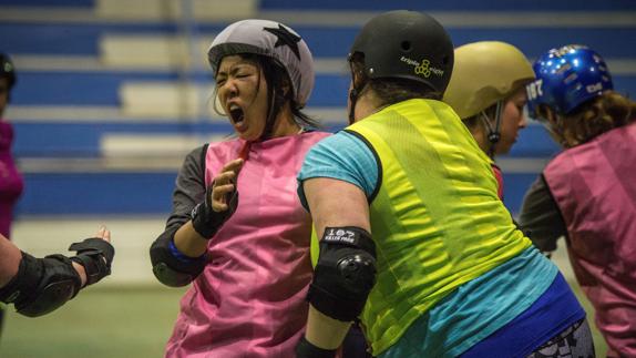 Orgullosas de su fuerza, las sudafricanas se apasionan con el 'roller derby'