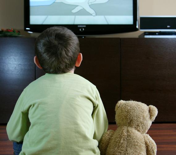 El 70% de los niños españoles come mientras ve la televisión o juega con una pantalla táctil