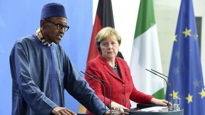 El presidente de Nigeria afirma, ante Merkel, que el lugar de su mujer está «en la cocina»