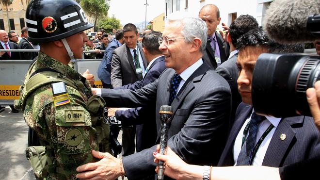 Uribe pide un acuerdo «ya» con las FARC pero exige que incluya «modificaciones de fondo»