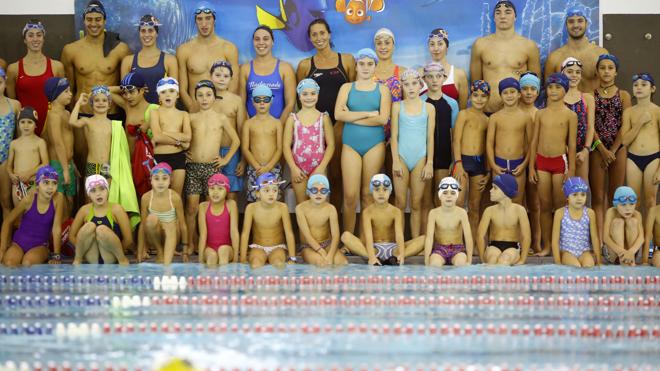 Medallistas olímpicos se solidarizan desde la piscina