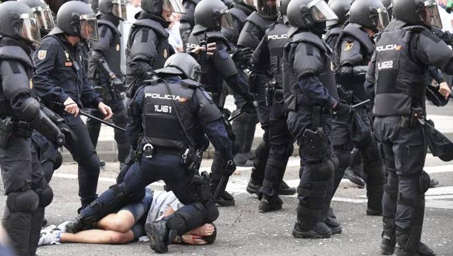 Siete heridos en una pelea entre ultras polacos y la Policía