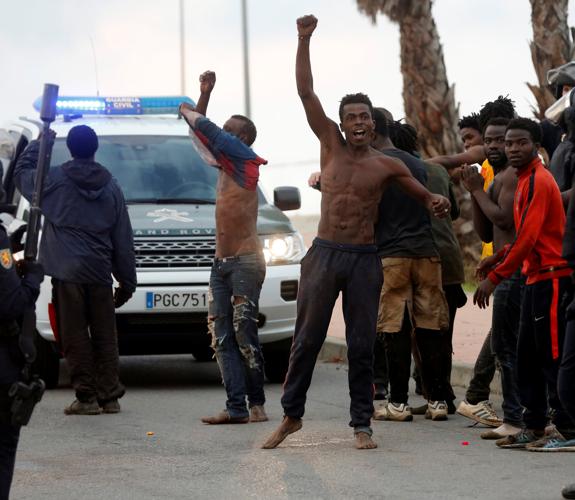 Más de 200 inmigrantes logran saltar la valla en Ceuta y 35 son hospitalizados