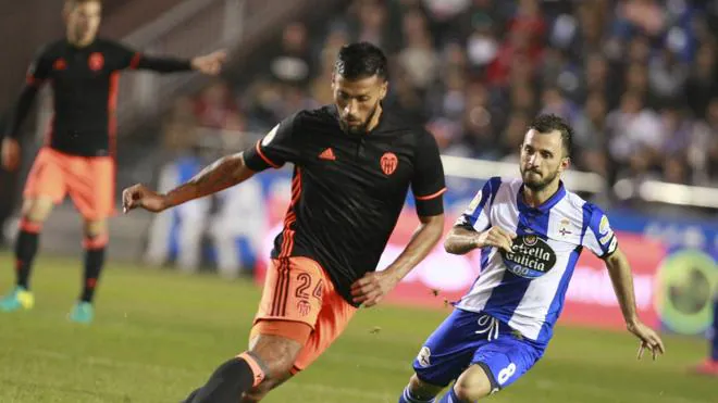 El Deportivo y el Valencia se neutralizan y siguen en peligro