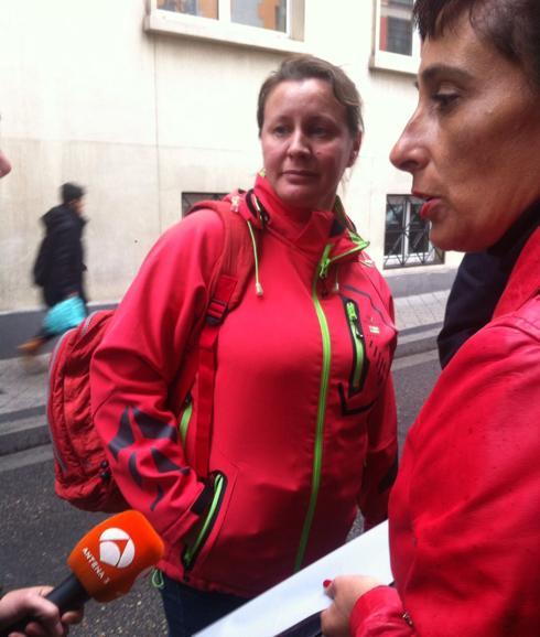 Un chaleco no reglamentario coloca a una guardia civil con un pie en la prisión