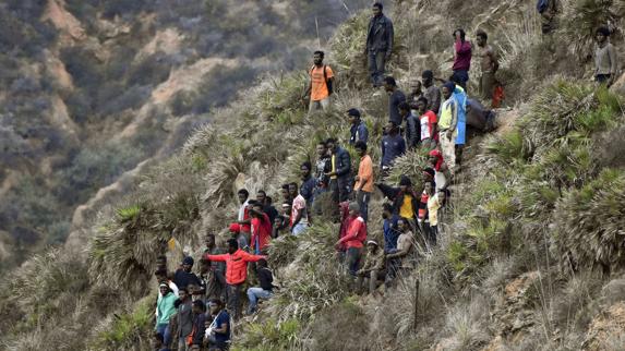 Salen de Ceuta cien inmigrantes para descongestionar el CETI