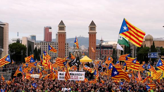 Miles de independentistas salen a la calle contra la «judicialización del proceso»