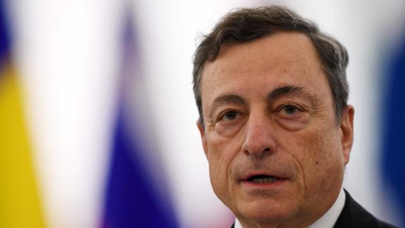 Draghi receta reformas y estímulos monetarios y fiscales ante los riesgos al alza