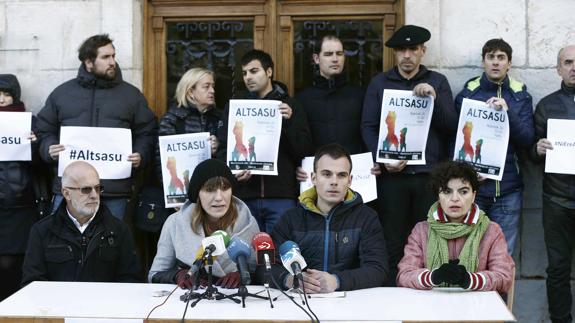 Las parejas de los guardias civiles de Alsasua denuncian el acoso diario de los radicales