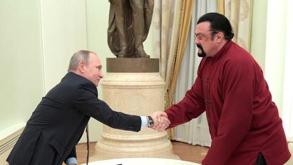 Putin entrega el pasaporte ruso a Steven Seagal