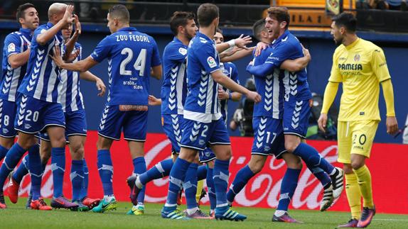 El Alavés asalta El Madrigal en una gran primera parte