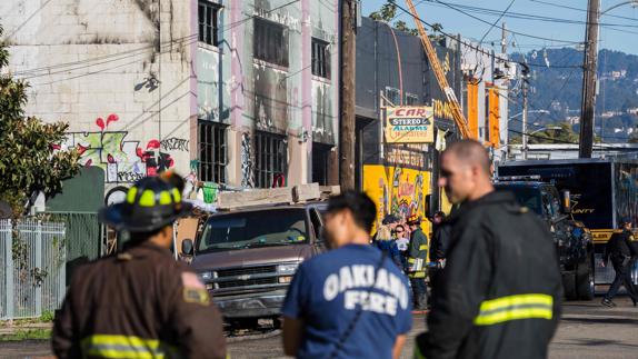 Balance de muertos sube a 33 en incendio en Oakland