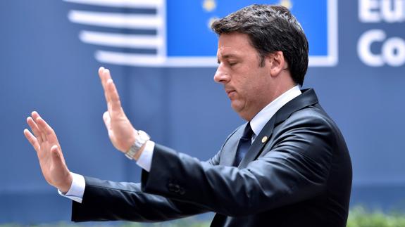 El presidente de Italia pide al primer ministro Renzi aplazar su renuncia