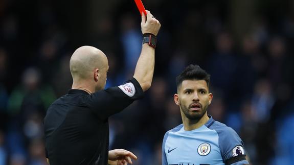 Cuatro partidos de sanción a Agüero por su 'entradón' a David Luiz