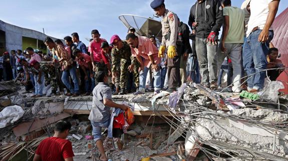 El terremoto de Indonesia deja 102 muertos, más de 700 heridos Y 11.000 desplazados