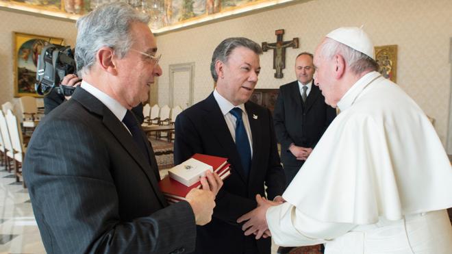 Santos insta a Uribe ante el Papa a colaborar para implementar los acuerdos de paz