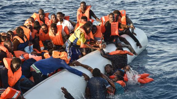 Recuperan siete cadáveres y rescatan a 300 inmigrantes en el Mediterráneo central