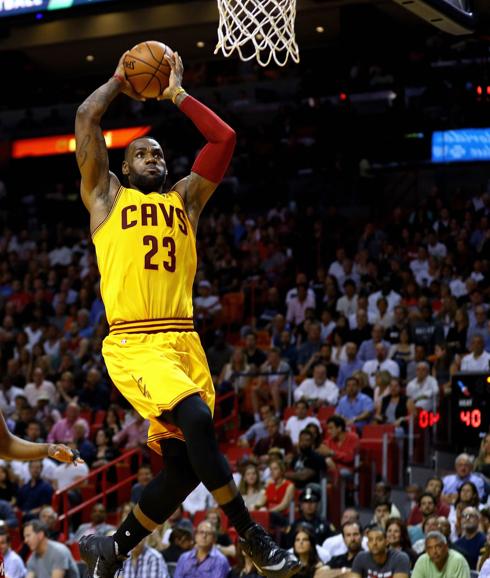 Lebron James domina en las dos canchas baloncesto y política